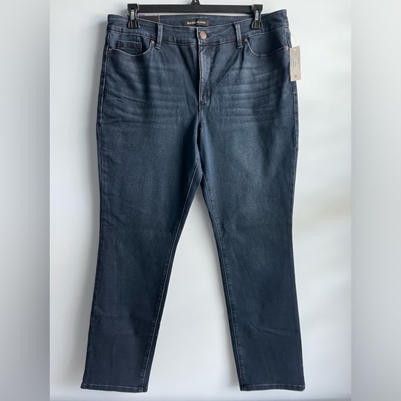 Bandolino Ladies Amy Straight Jean - Wayne - Picture 3 of 8